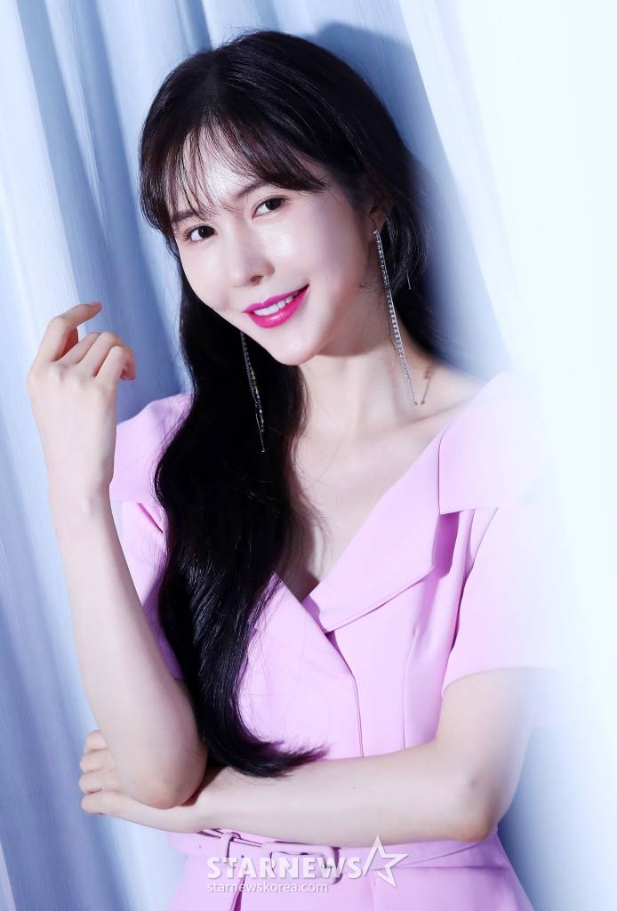 배우 신주아가 서울 종로구 서린동 스타뉴스에서 진행된 인터뷰에 앞서 포즈를 취하고 있다. 신주아는 지난 2004년 SBS 드라마 '작은 아씨들'로 데뷔해 영화 '몽정기2', '여교수의 은밀한 매력', '녀녀녀', 드라마 '킬힐', '브라보 마이 라이프', '맨투맨', '오로라 공주', '내 인생의 단비', '히어로', '백만장자와 결혼하기' 등 여러 작품에 출연해 이름을 알렸다. 2021년 방송된 TV조선 드라마 '결혼작사 이혼작곡'에서 짧지만 강렬한 존재감을 드러내며 특별출연의 좋은 예를 썼고, 지난해 tvN 드라마 '킬힐'에서는 은나라 역을 맡아 연기 내공을 발휘하며 안방극장 복귀를 성공적으로 마쳤다. /사진=김창현 기자 chmt@