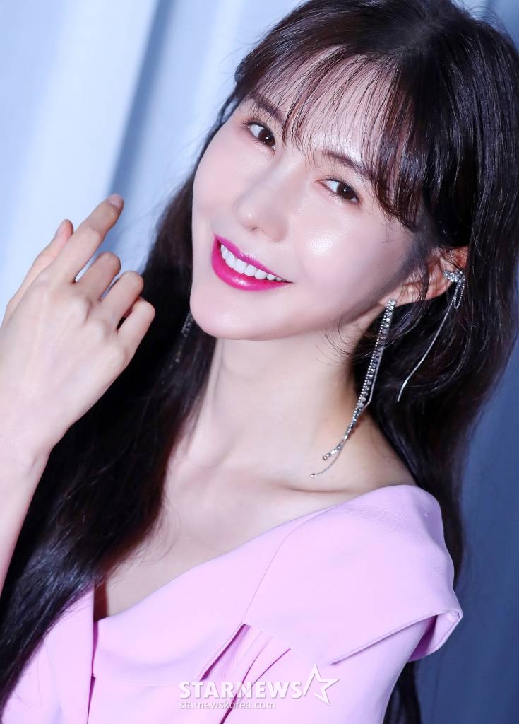 배우 신주아가 서울 종로구 서린동 스타뉴스에서 진행된 인터뷰에 앞서 포즈를 취하고 있다. 신주아는 지난 2004년 SBS 드라마 '작은 아씨들'로 데뷔해 영화 '몽정기2', '여교수의 은밀한 매력', '녀녀녀', 드라마 '킬힐', '브라보 마이 라이프', '맨투맨', '오로라 공주', '내 인생의 단비', '히어로', '백만장자와 결혼하기' 등 여러 작품에 출연해 이름을 알렸다. 2021년 방송된 TV조선 드라마 '결혼작사 이혼작곡'에서 짧지만 강렬한 존재감을 드러내며 특별출연의 좋은 예를 썼고, 지난해 tvN 드라마 '킬힐'에서는 은나라 역을 맡아 연기 내공을 발휘하며 안방극장 복귀를 성공적으로 마쳤다. /사진=김창현 기자 chmt@