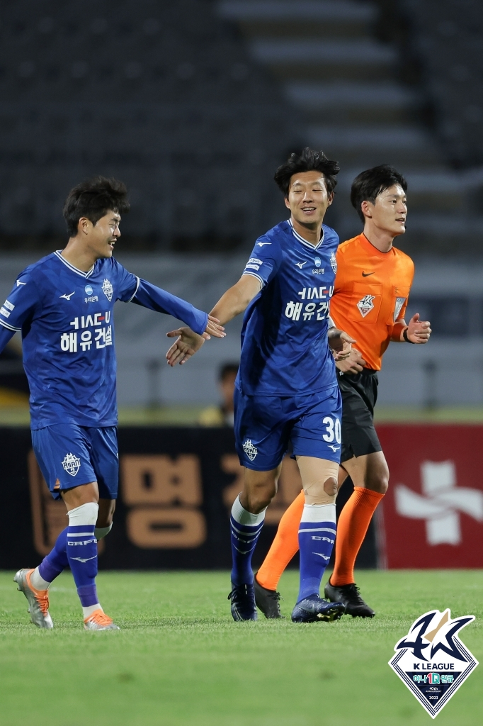 고무열(가운데)이 지난 6월 3일 충남 아산과 성남FC의 경기에서 골을 넣은 후 기뻐하고 있다. /사진=한국프로축구연맹
