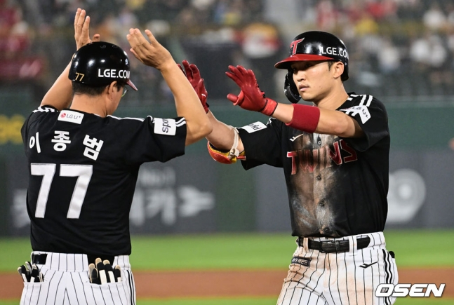 LG 박해민(오른쪽)이 8일 사직 롯데전에서 7회 초 적시타를 터트린 후 이종범 코치와 하이파이브를 하고 있다.