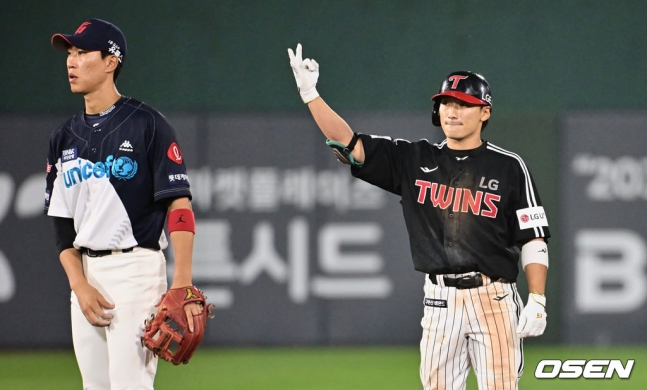 LG 신민재(오른쪽)가 8일 사직 롯데전에서 6회 초 2타점 적시타를 터트리고 세리머니를 하고 있다.