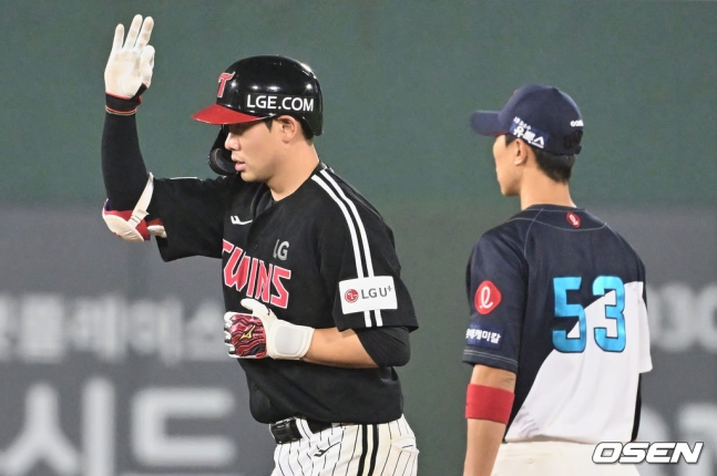 LG 홍창기가 8일 사직 롯데전에서 7회 초 적시타를 친 후 세리머니를 하고 있다.