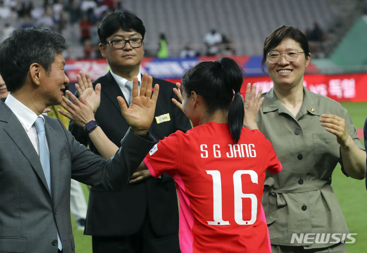 장슬기(가운데)가 정몽규(왼쪽) 대한축구협회 회장과 장미란(오른쪽) 문제부 2차관과 인사를 나누며 입장하고 있다. 2/사진=뉴시스