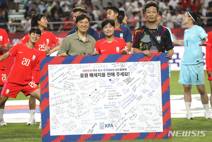 지소연과 장미란 문체부 2차관이 기념촬영을 하고 있다. /사진=뉴시스