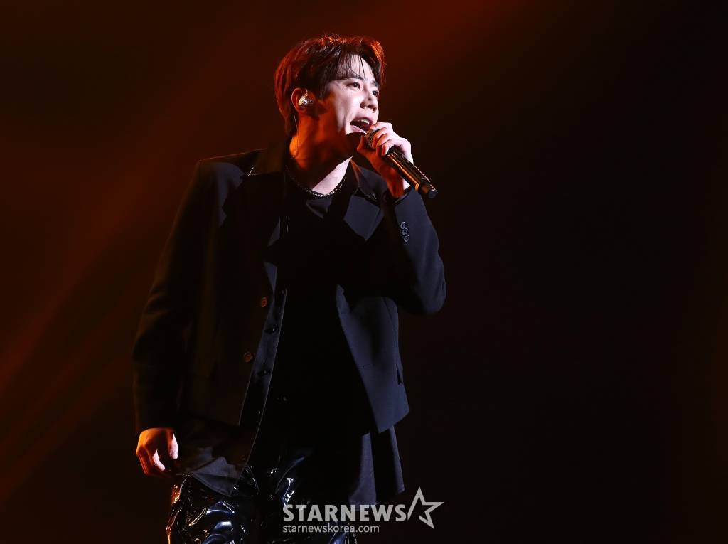 배우 이준영이 8일 오후 일본 요코하마 피아 아레나 MM에서 열린 스타뉴스 주최 '2023 Asia Artist Awards(2023 아시아 아티스트 어워즈, 이하 '2023 AAA') 비기닝 콘서트 '男神(남신)'에서 멋진 공연을 선보이고 있다. '2023 AAA' 비기닝 콘서트 男神'에 참석한 5인의 남신들인 김재중, 김선호, 황민현, 이준영, 김영대는 2시간 30분 동안 환상적인 무대들을 선보였다. 2023.07.08 /사진=김창현 기자 chmt@
