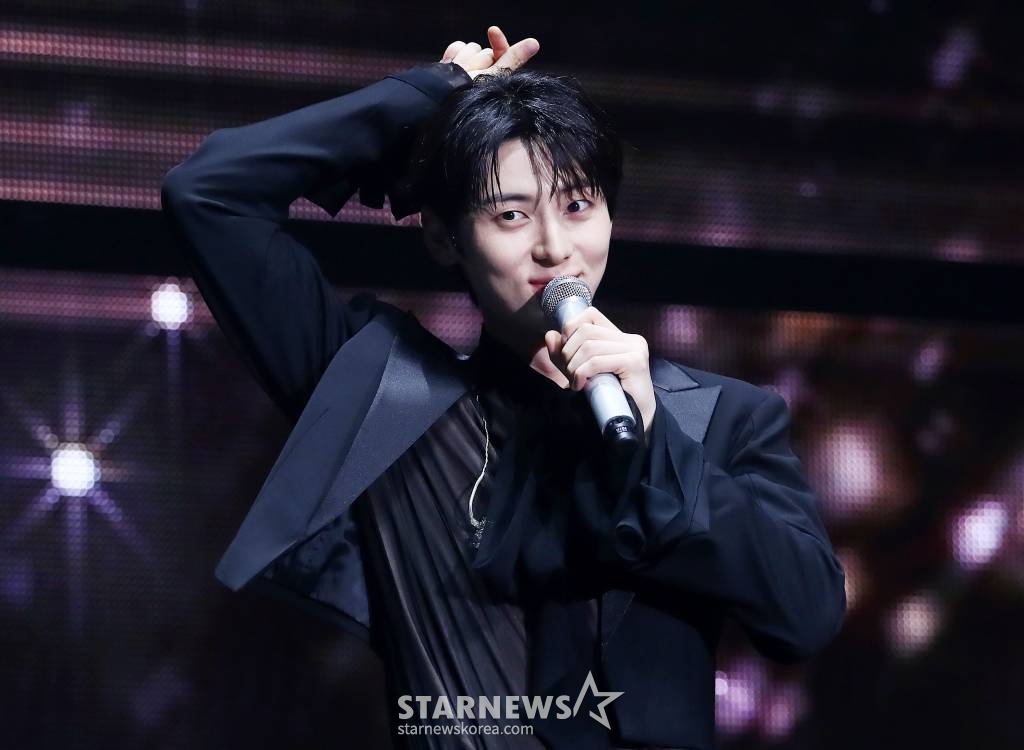 배우 황민현이 8일 오후 일본 요코하마 피아 아레나 MM에서 열린 스타뉴스 주최 '2023 Asia Artist Awards(2023 아시아 아티스트 어워즈, 이하 '2023 AAA') 비기닝 콘서트 '男神(남신)'에서 포즈를 취하고 있다. '2023 AAA' 비기닝 콘서트 男神'에 참석한 5인의 남신들인 김재중, 김선호, 황민현, 이준영, 김영대는 2시간 30분 동안 환상적인 무대들을 선보였다. 2023.07.08 /사진=김창현 기자 chmt@