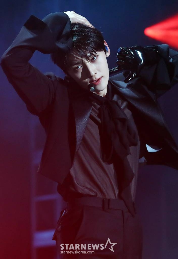 배우 황민현이 8일 오후 일본 요코하마 피아 아레나 MM에서 열린 스타뉴스 주최 '2023 Asia Artist Awards(2023 아시아 아티스트 어워즈, 이하 '2023 AAA') 비기닝 콘서트 '男神(남신)'에서 멋진 공연을 선보이고 있다. '2023 AAA' 비기닝 콘서트 男神'에 참석한 5인의 남신들인 김재중, 김선호, 황민현, 이준영, 김영대는 2시간 30분 동안 환상적인 무대들을 선보였다. 2023.07.08 /사진=김창현 기자 chmt@
