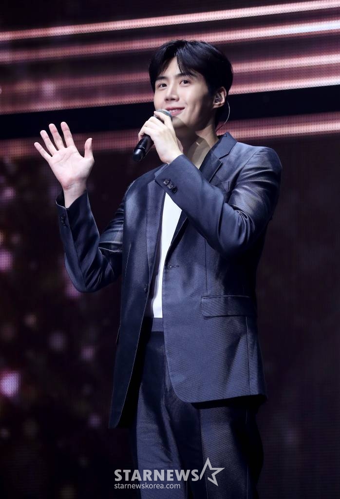 배우 김선호가 8일 오후 일본 요코하마 피아 아레나 MM에서 열린 스타뉴스 주최 '2023 Asia Artist Awards(2023 아시아 아티스트 어워즈, 이하 '2023 AAA') 비기닝 콘서트 '男神(남신)'에서 멋진 공연을 선보이고 있다. '2023 AAA' 비기닝 콘서트 男神'에 참석한 5인의 남신들인 김재중, 김선호, 황민현, 이준영, 김영대는 2시간 30분 동안 환상적인 무대들을 선보였다. 2023.07.08 /사진=김창현 기자 chmt@