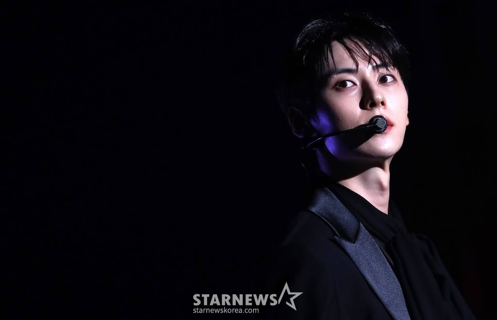 배우 황민현이 8일 오후 일본 요코하마 피아 아레나 MM에서 열린 스타뉴스 주최 '2023 Asia Artist Awards(2023 아시아 아티스트 어워즈, 이하 '2023 AAA') 비기닝 콘서트 '男神(남신)'에서 멋진 공연을 선보이고 있다. '2023 AAA' 비기닝 콘서트 男神'에 참석한 5인의 남신들인 김재중, 김선호, 황민현, 이준영, 김영대는 2시간 30분 동안 환상적인 무대들을 선보였다. 2023.07.08 /사진=김창현 기자 chmt@
