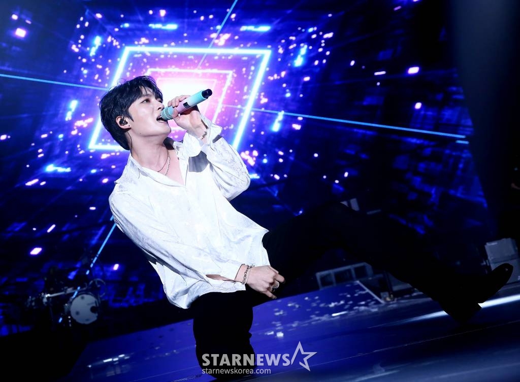 가수 겸 배우 김재중이 8일 오후 일본 요코하마 피아 아레나 MM에서 열린 스타뉴스 주최 '2023 Asia Artist Awards(2023 아시아 아티스트 어워즈, 이하 '2023 AAA') 비기닝 콘서트 '男神(남신)'에서 멋진 공연을 선보이고 있다. '2023 AAA' 비기닝 콘서트 男神'에 참석한 5인의 남신들인 김재중, 김선호, 황민현, 이준영, 김영대는 2시간 30분 동안 환상적인 무대들을 선보였다. 2023.07.08 /사진=김창현 기자 chmt@