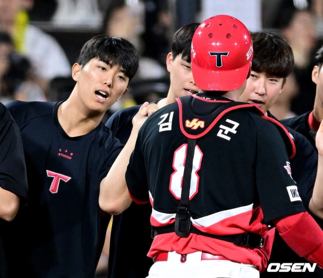 KIA 김태군(왼쪽)이 8일 수원 KT전을 승리로 이끌고 이의리에게 축하받고 있다.