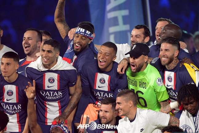 2022~2023시즌 리그 우승을 차지하고 기뻐하는 PSG 선수들. /AFPBBNews=뉴스1