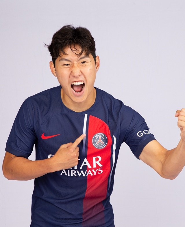 PSG 유니폼을 입고 포효하는 이강인. /사진=PSG SNS