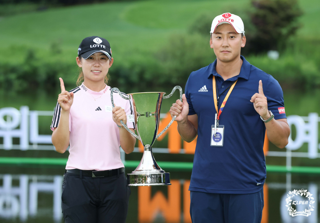 캐디와 함께 기념촬영을 하는 황유민(왼쪽). /사진=KLPGT