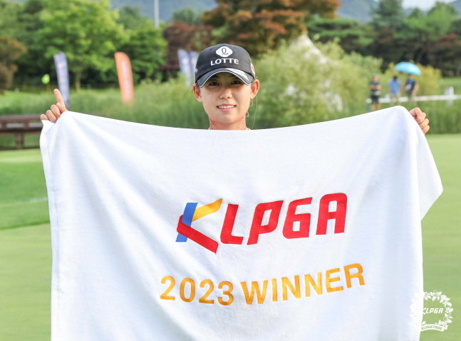 우승 후 기념 타월을 들고 사진을 찍는 황유민. /사진=KLPGT