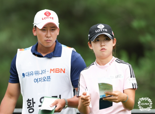 경기 도중 캐디와 상의를 하고 있는 황유민(오른쪽). /사진=KLPGT