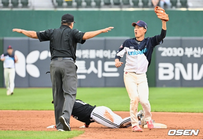 롯데 노진혁(오른쪽)이 9일 사직 LG전에서 5회 초 2루 주자 오지환을 포수 손성빈의 견제로 잡았으나 심판의 세이프 판정에 놀라고 있다. 비디오 판독 결과는 아웃.