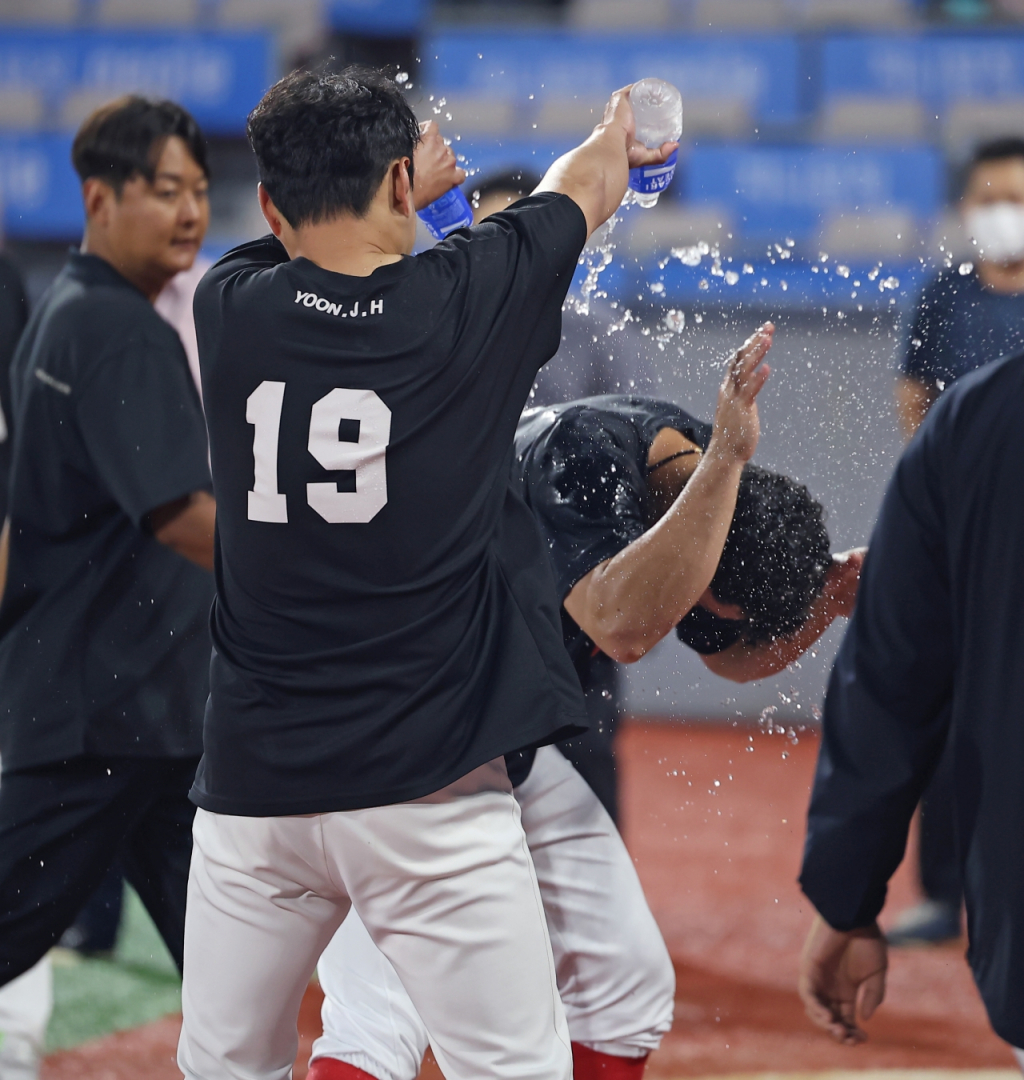 경기 후 팀 동료들로부터 축하의 물세례를 받고 있는 산체스(오른쪽). /사진=KIA 타이거즈 제공