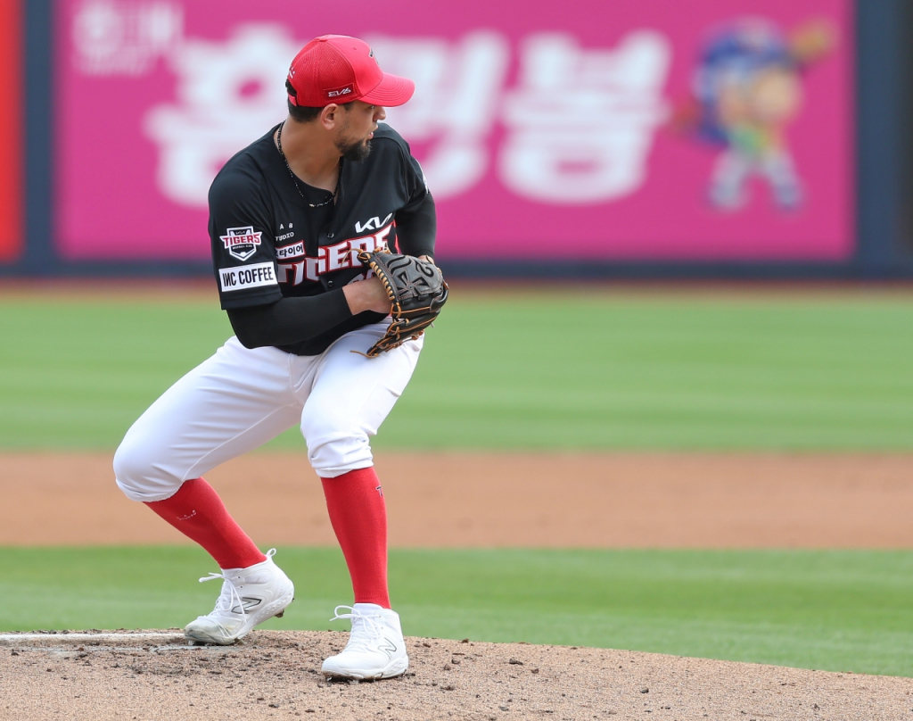 KIA 산체스(왼쪽)가 9일 수원 KT전에서 1루 주자 견제를 위한 페이크 동작을 취하고 있다. /사진=KIA 타이거즈 제공