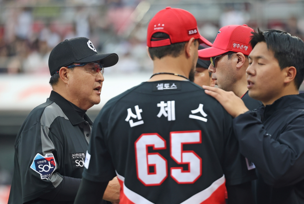 4회말 투구를 앞둔 산체스(가운데)와 김종국(오른쪽에서 두 번째) KIA 감독이 심판진과 함께 산체스의 투구 동작과 관련한 이야기를 나누고 있다. /사진=KIA 타이거즈 제공