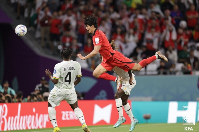 2022 카타르 월드컵 가나전에서 동점골을 터뜨리고 있는 조규성(가운데). /사진=대한축구협회