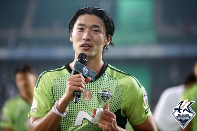 서울전 이후 전북 팬들에게 마지막 인사를 하는 조규성. /사진=한국프로축구연맹