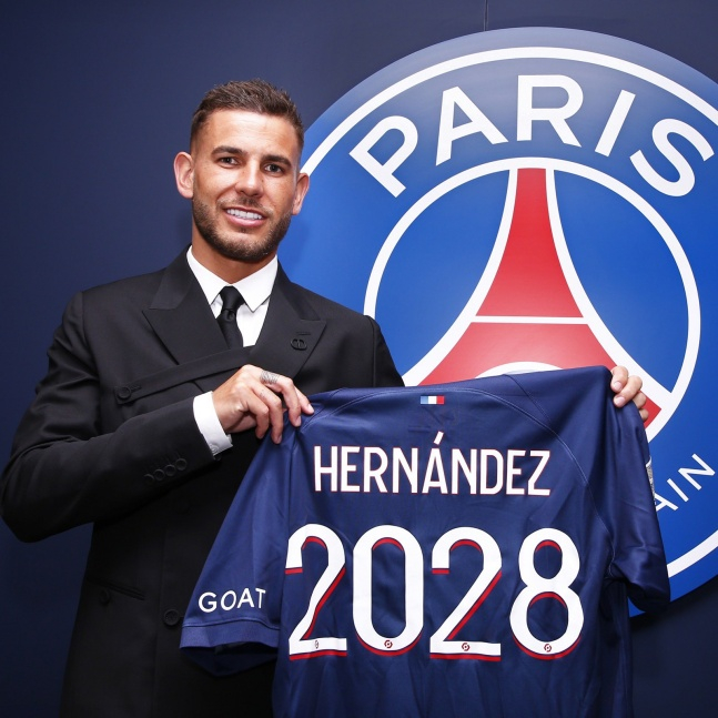 뤼카 에르난데스가 9일(한국시간) PSG 유니폼을 들고 입단 기념 사진을 찍고 있다. /사진=파리 생제르맹 구단 공식 SNS