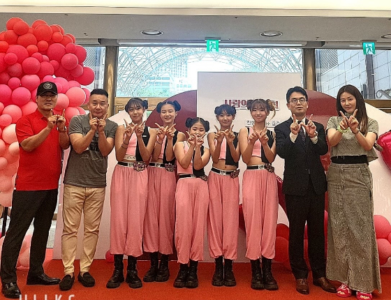 강창열(사진 맨 왼쪽부터), 프로듀서 노현태, 초코파이브 멤버 신현서, 전설희, 신시우, 정혜인, 김가빈, 롯데백화점 분당점 김현우점장점장, 가수 길건./사진제공=스위치프로모션