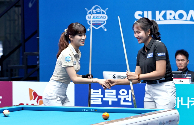 스롱(오른쪽)이 경기 전 용현지와 악수를 나누고 있다. /사진=PBA 투어