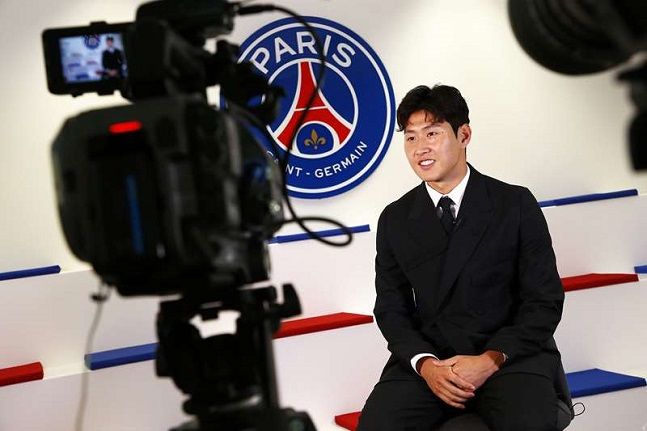 이강인이 PSG 입단 기념 인터뷰를 하는 모습. /사진=PSG 홈페이지