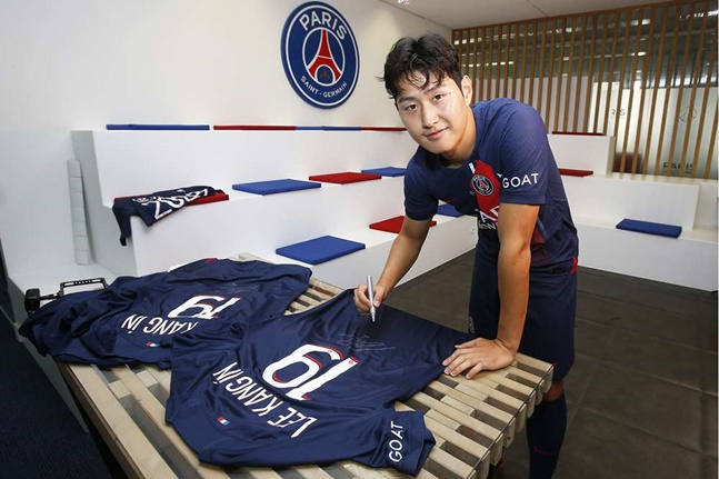 이강인이 자신의 유니폼에 사인하고 있다. /사진=PSG 홈페이지