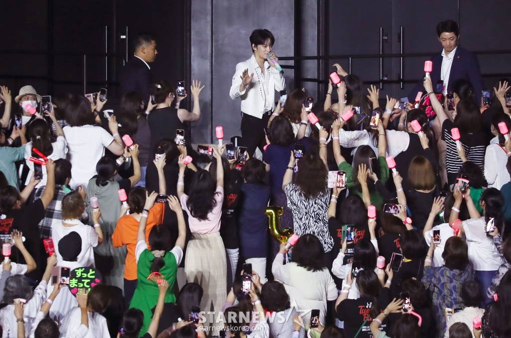 가수 겸 배우 김재중이 8일 오후 일본 요코하마 피아 아레나 MM에서 열린 스타뉴스 주최 '2023 Asia Artist Awards(2023 아시아 아티스트 어워즈, 이하 '2023 AAA') 비기닝 콘서트 '男神(남신)'에서 팬들에게 인사하고 있다.  '2023 AAA' 비기닝 콘서트 男神'에 참석한 5인의 남신들인 김재중, 김선호, 황민현, 이준영, 김영대는 2시간 30분 동안 환상적인 무대들을 선보였다. 2023.07.08 /사진=김창현 기자 chmt@