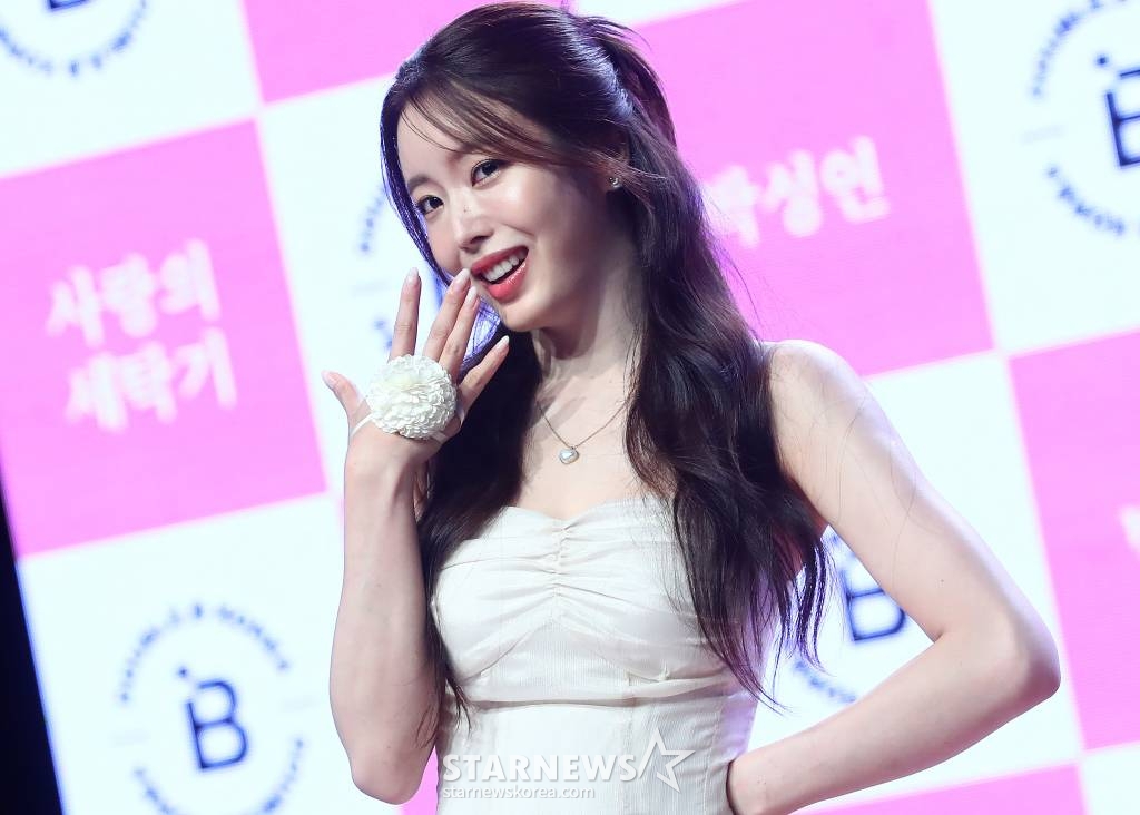 가수 박성연이 10일 오전 서울 강남구 청담동 일지아트홀에서 진행된 네 번째 디지털 싱글 '사랑의 세탁기' 발매 기념 쇼케이스에 참석해 포즈를 취하고 있다. 신곡 '사랑의 세탁기'는 레트로 감성의 신스사운드와 어른, 아이 누구나 좋아하는 트로트의 멜로디가 합쳐진 퓨전 EDM 트로트 장르의 곡으로, 박성연의 섹시한 보이스와 누구나 쉽게 따라 할 수 있는 포인트 안무가 곁들여진 신나는 노래다. 2023.07.10 /사진=김창현 기자 chmt@