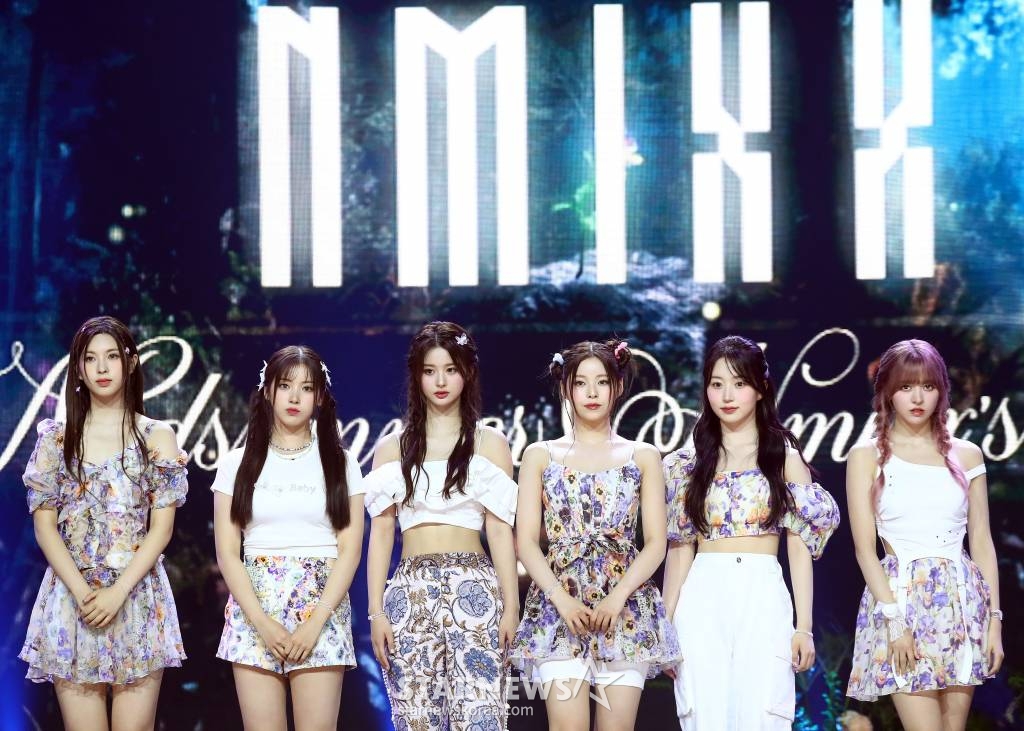 걸그룹 엔믹스(NMIXX)가 11일 오후 서울 용산구 한남동 블루스퀘어에서 진행된 세 번째 싱글 'A Midsummer NMIXX's Dream'(어 미드서머 엔믹스 드림) 발매 기념 쇼케이스에 참석해 포즈를 취하고 있다. 이번 엔믹스의 타이틀곡 'Party O'Clock'은 JYP엔터테인먼트 대표 프로듀서 박진영이 처음으로 NMIXX의 곡작업에 참여해 케미스트리를 뽐낸 작품. 특히 박진영은 NMIXX와의 첫 컬래버레이션을 위해 녹음실을 직접 방문해 '그루브 킹'의 디테일이 돋보이는 세심한 피드백으로 곡의 완성도를 높였고 포인트 안무도 직접 만들어주며 남다른 애정을 드러냈다. 2023.07.11 /사진=김창현 기자 chmt@