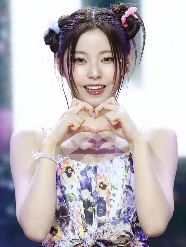 걸그룹 엔믹스(NMIXX) 규진이 11일 오후 서울 용산구 한남동 블루스퀘어에서 진행된 세 번째 싱글 'A Midsummer NMIXX's Dream'(어 미드서머 엔믹스 드림) 발매 기념 쇼케이스에 참석해 포즈를 취하고 있다.  이번 엔믹스의 타이틀곡 'Party O'Clock'은 JYP엔터테인먼트 대표 프로듀서 박진영이 처음으로 NMIXX의 곡작업에 참여해 케미스트리를 뽐낸 작품. 특히 박진영은 NMIXX와의 첫 컬래버레이션을 위해 녹음실을 직접 방문해 '그루브 킹'의 디테일이 돋보이는 세심한 피드백으로 곡의 완성도를 높였고 포인트 안무도 직접 만들어주며 남다른 애정을 드러냈다. 2023.07.11 /사진=김창현 기자 chmt@