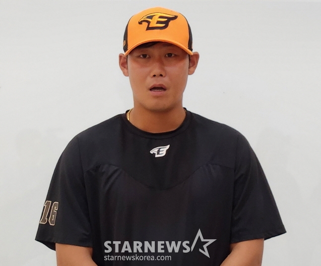 한화 하주석이 11일 취재진 앞에서 사과 인사를 전하고 있다. /사진=안호근 기자