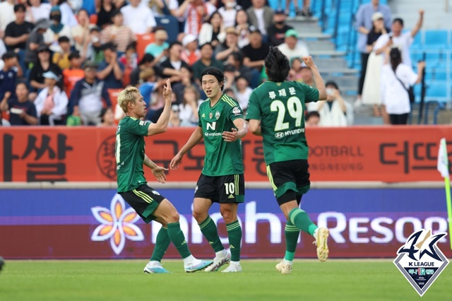 조규성(가운데)과 전북 현대 동료들. /사진=한국프로축구연맹