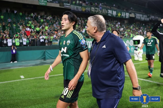 조규성(왼쪽). /사진=대한축구협회 제공