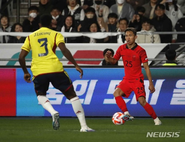 경기에 집중하는 정우영(오른쪽). /사진=뉴시스 제공