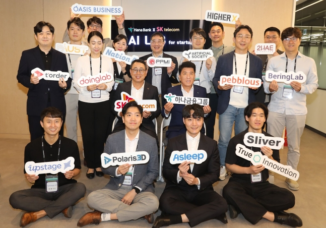 함영주(가운데 오른쪽) 하나금융그룹 회장과 유영상(가운데 왼쪽) SK텔레콤 대표가 11일 서울 강남구 스파크플러스 코엑스점에서 열린 'AI 스타트업 랩' 개소식에서 입주사 대표들과 만났다. 이곳에는 양 사의 'AI 스타트업 액셀러레이터' 1기로 선정된 스타트업 15곳이 입주해 있다