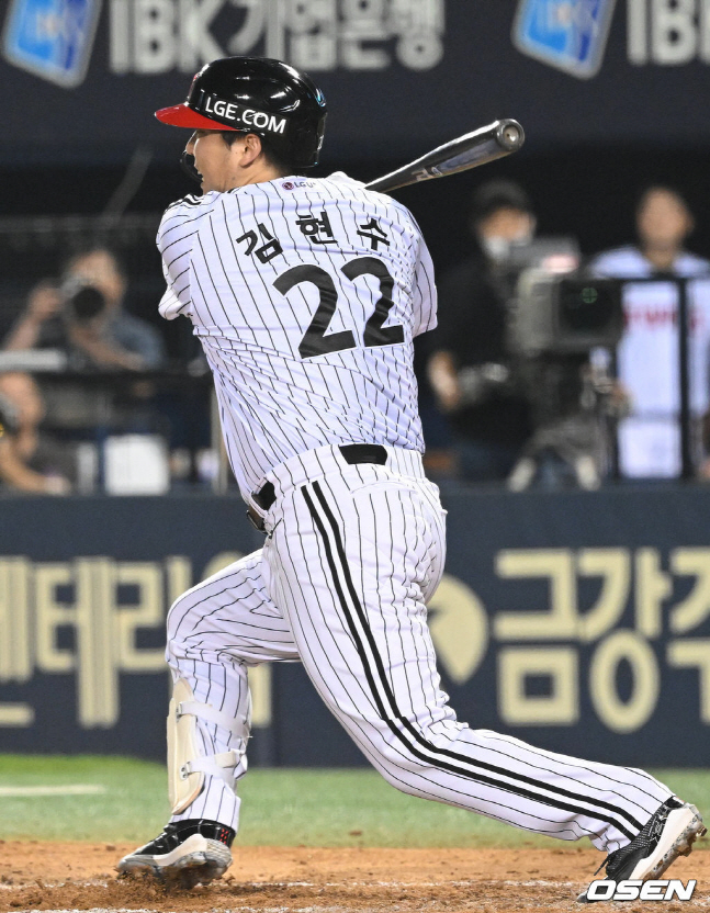 김현수가 김범수를 상대로 2루수 땅볼을 치고 있다. /사진=OSEN