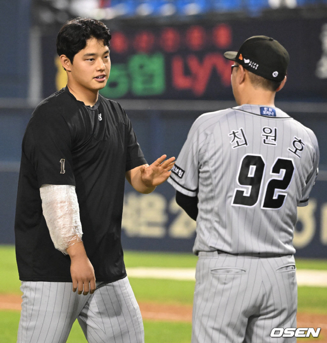 문동주(왼쪽)가 승리를 챙긴 뒤 최원호 감독과 하이파이브를 하고 있다. /사진=OSEN