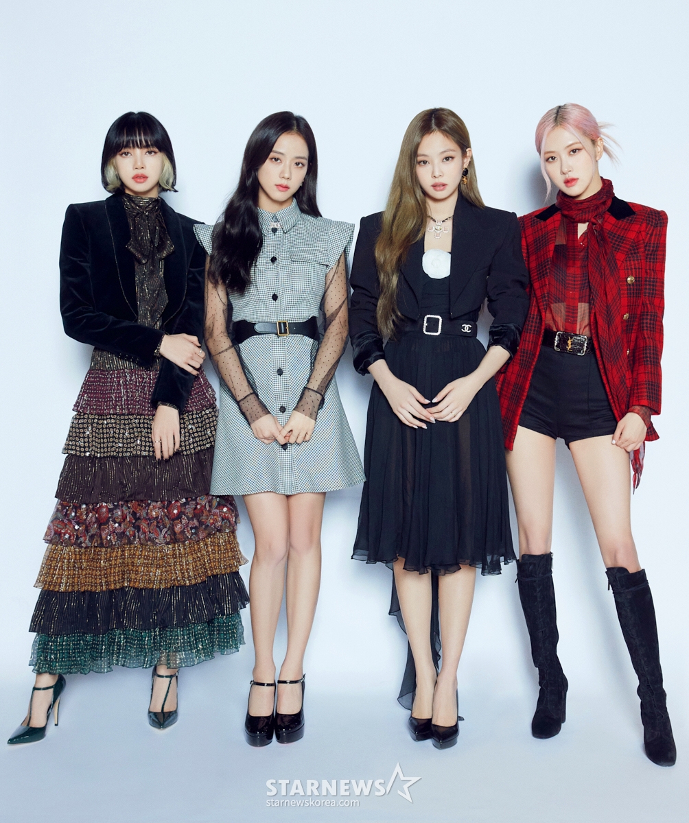 데뷔 4년만에 첫 정규앨범 '디 앨범'(THE ALBUM)을 발표한 걸그룹 '블랙핑크'(BLACKPINK)가 2일 온라인 생중계로 진행된 글로벌 프레스 컨퍼런스에 앞서 포즈를 취하고 있다. /사진제공=YG엔터테인먼트 /사진=이동훈 기자 photoguy@