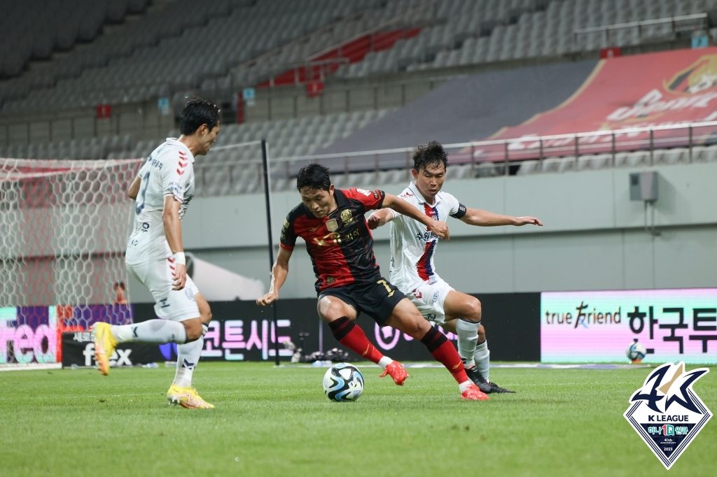 돌파하는 나상호(가운데). /사진=한국프로축구연맹