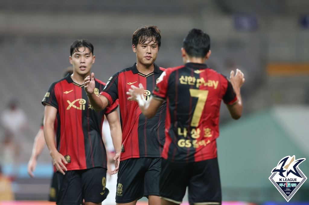 득점에 성공한 김주성(가운데). /사진=한국프로축구연맹