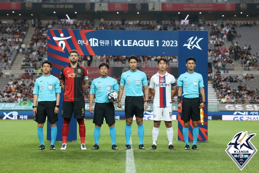경기 시작 전 오스마르(왼쪽 두 번째)와 윤빛가람(오른쪽 두 번째). /사진=한국프로축구연맹