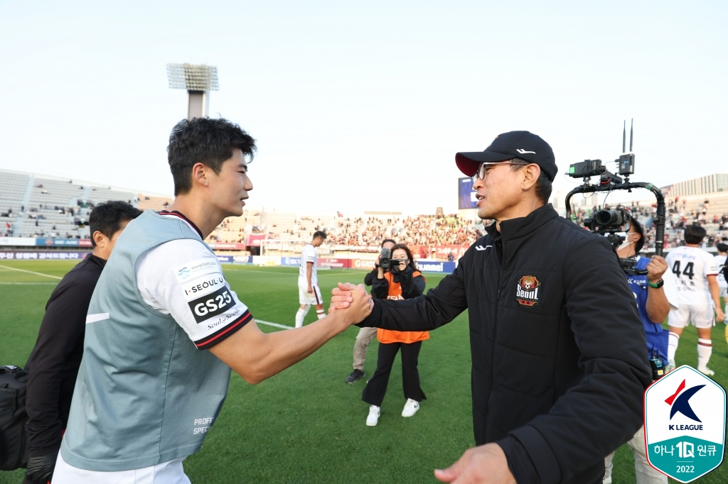 기성용(왼쪽)과 안익수 감독. /사진=한국프로축구연맹