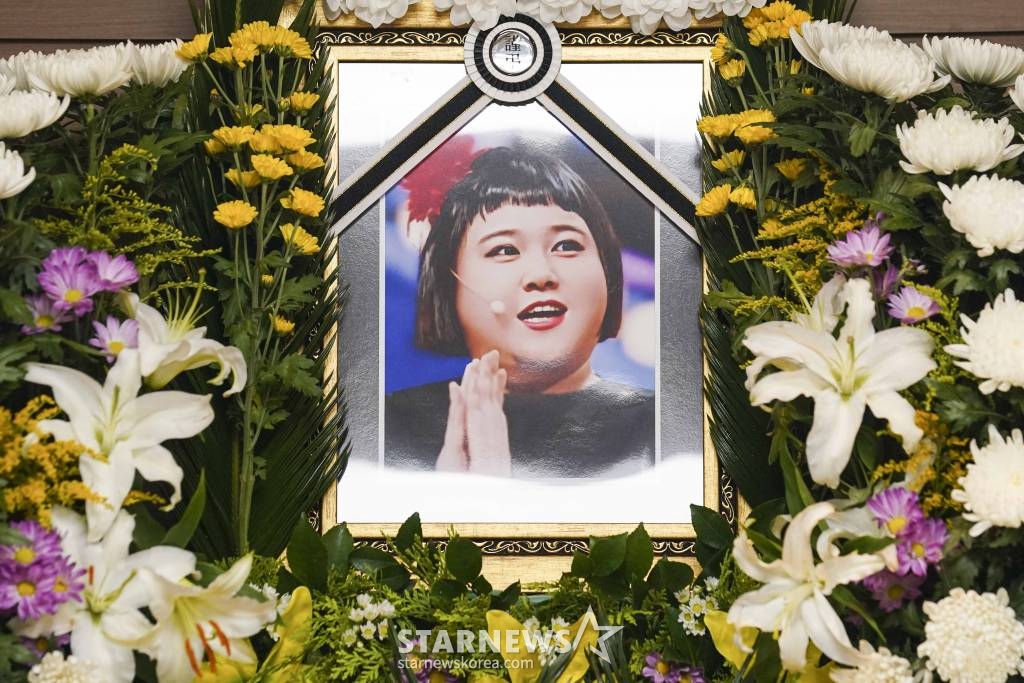 12일 개그우먼 故 이지수의 빈소가 서울 영등포구 신화요양병원 장례식장 2호실에 마련됐다. 발인은 13일 오전 6시 40분, 장지는 서울 시립승화원이다. 한편 1993년생인 고 이지수는 윤형빈 소극장 출신이다. 2021년 tvN 코미디 프로그램 '코미디빅리그'에 출연하며 얼굴을 알렸다. 고인은 '코미디빅리그'에서 여러 코너에 출연, 시청자들에게 웃음을 선사했다. <사진=사진공동취재단> /사진=김창현 기자 chmt@
