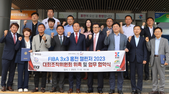 12일 홍천군청 상황실에서 열린 업부협약을 마치고 신영재 홍천군수(가운데) 최희암 홍천챌린저 조직위원장 등 관계자들이 홍천챌린저 성공을 기원하며 화이팅을 외치고 있다. 사진제공=홍천KXO