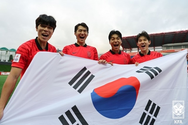 김지수(왼쪽에서 두 번째). /사진=대한축구협회 제공